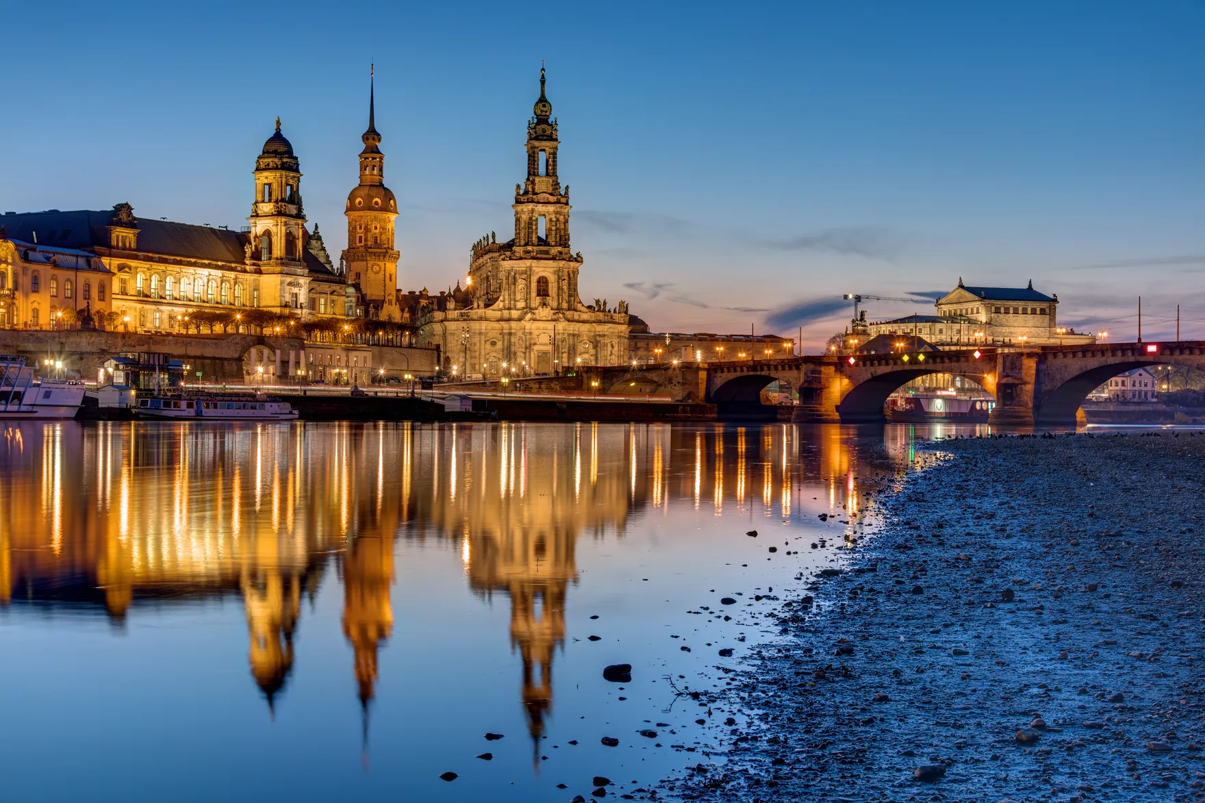 Dresdner Altstadt mit Hofkirche, Schloss und Elbe zur Blauen Stunde