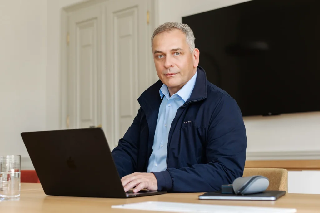 Rico Peuker, Immobilienmakler in Dresden, an seinem Arbeitsplatz
