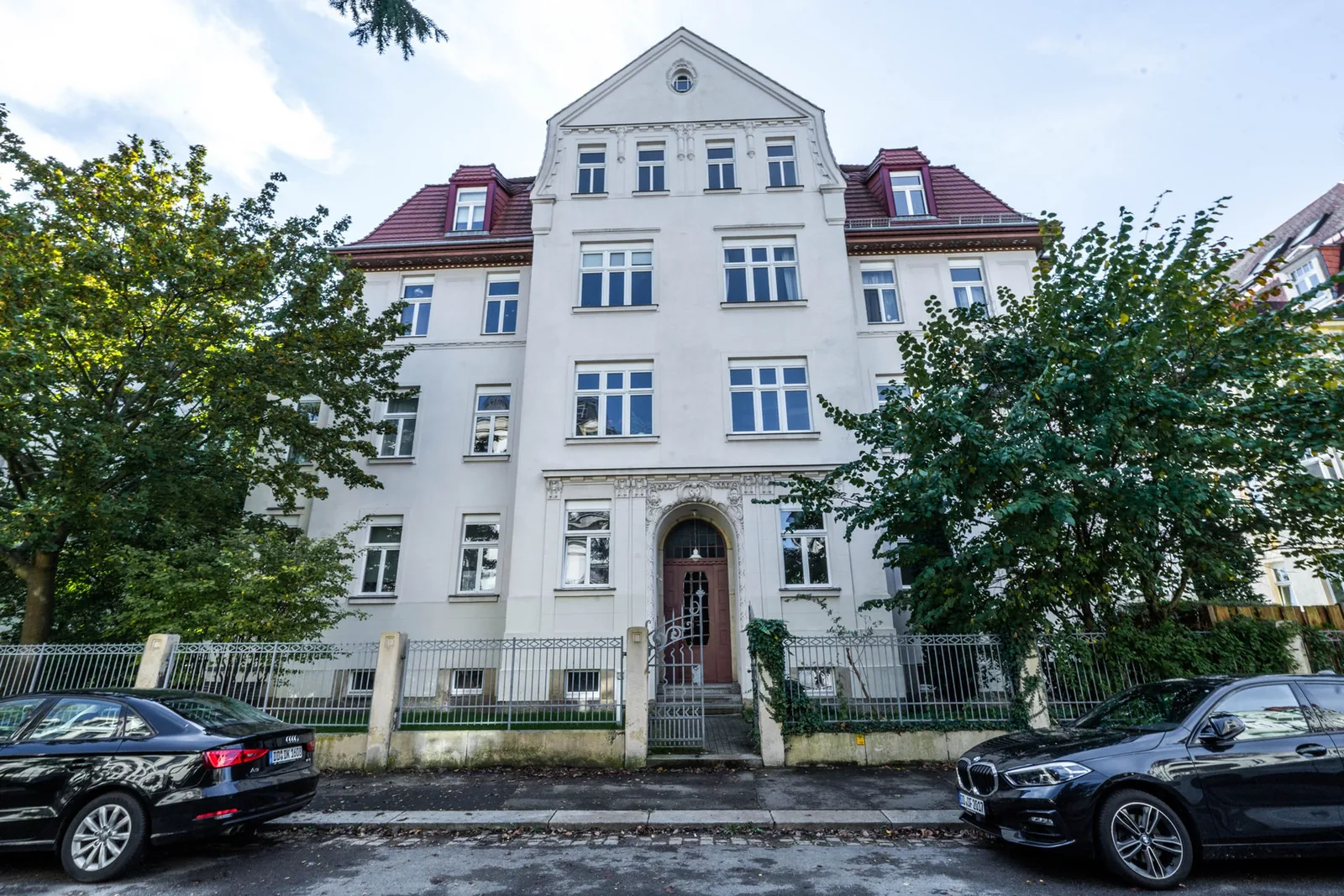 Gründerzeit-Mehrfamilienhaus in Dresden, Straßenansicht mit Sandsteinfassade
