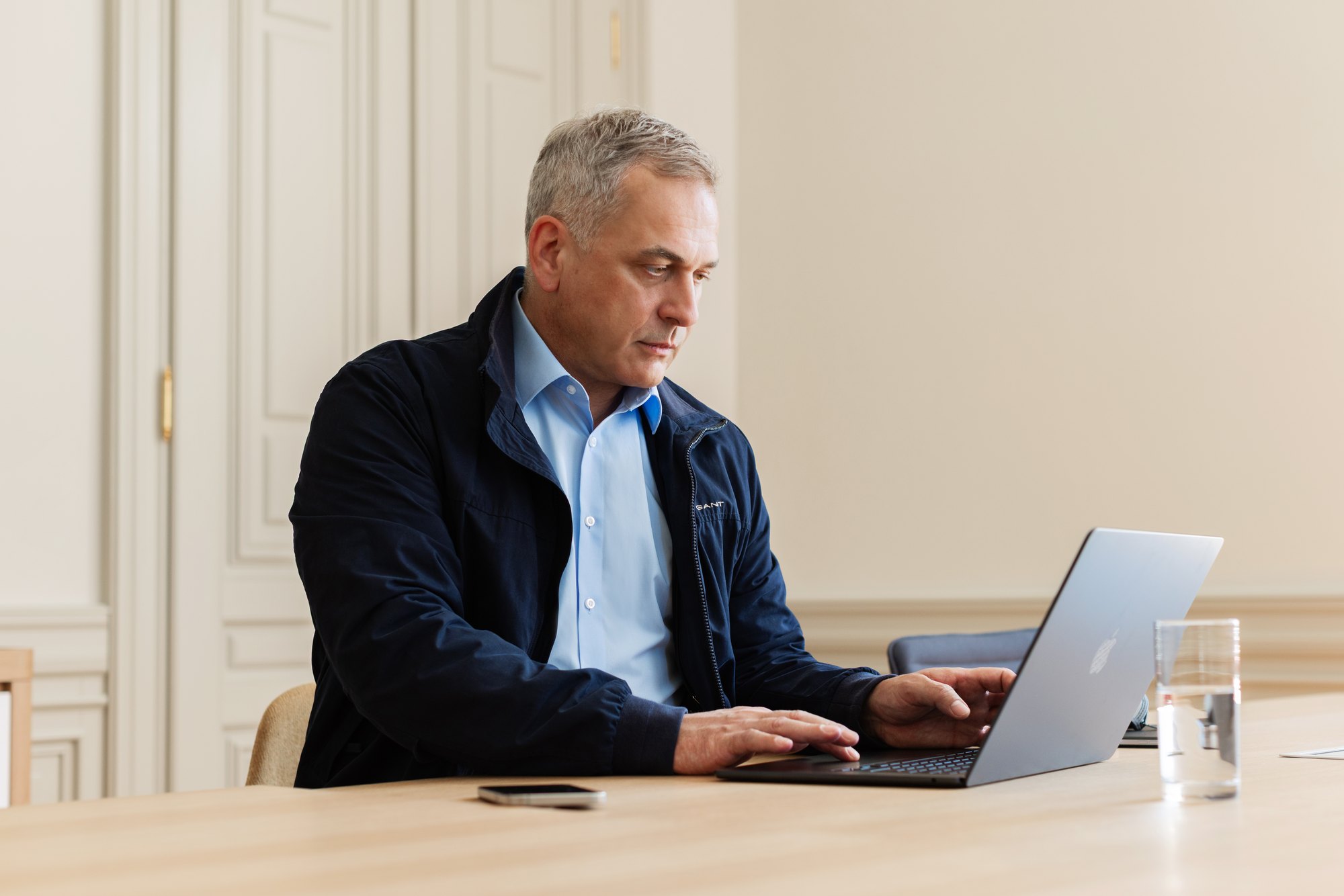 Rico Peuker am Schreibtisch, bei der Arbeit am Laptop